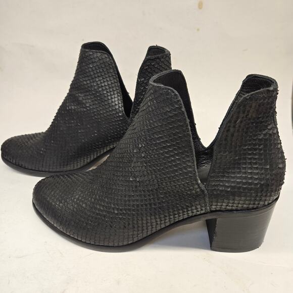 Cordani Barrett Pull-On Black Textured Leather Block Heel Bootie, EU 39, US 8.5 - Picture 2 of 11